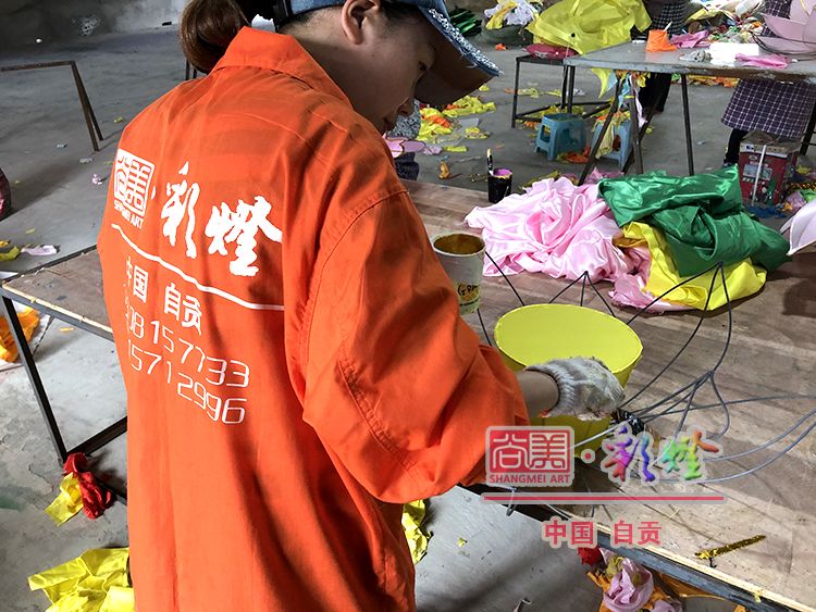 花燈工人裱糊工作業(yè)中